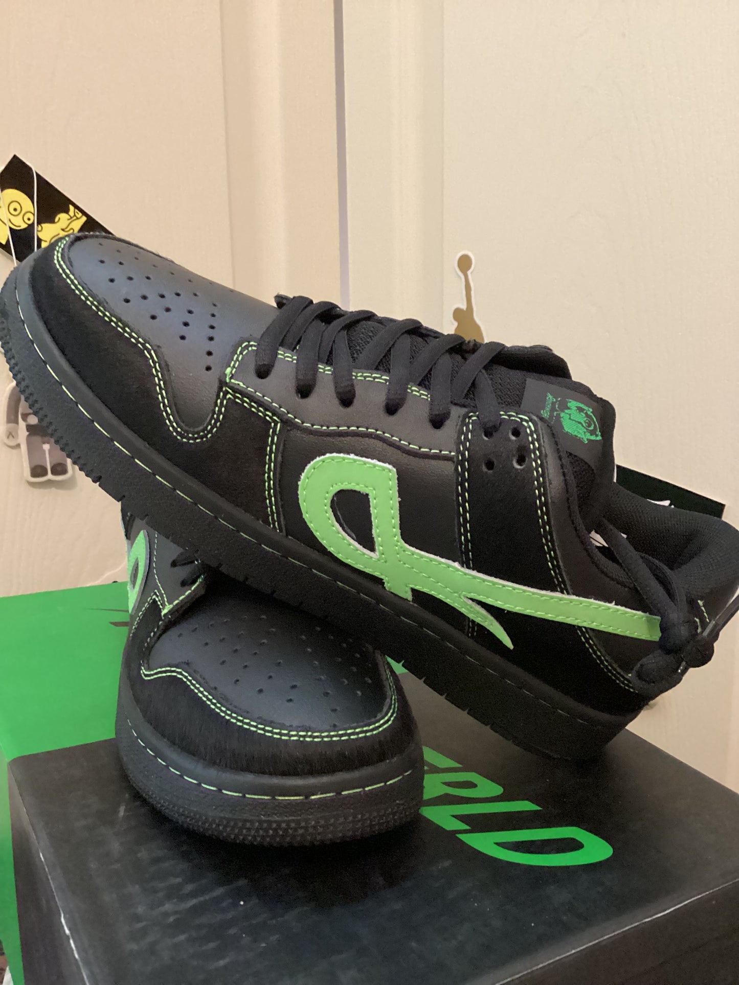 Psychworld Low Pro Sneakers in black and green, rare drop edition, men’s size 8 – sleek streetwear style from ShAesthetics