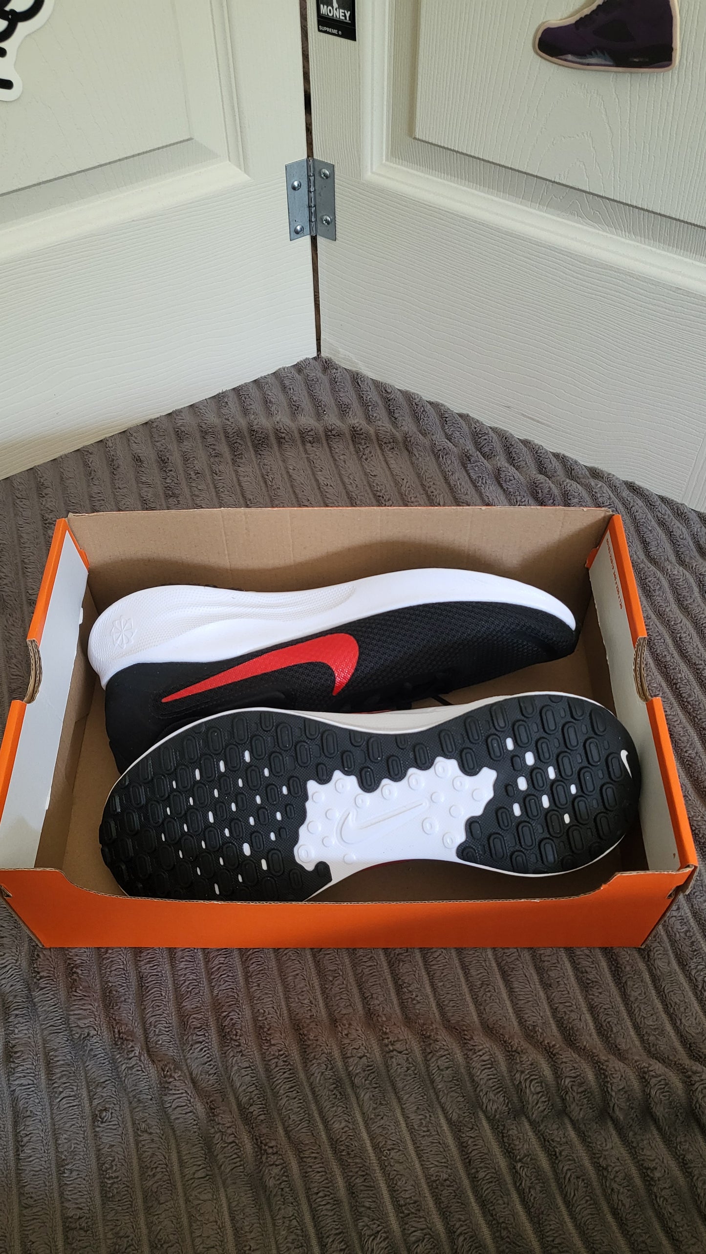 Size label of Nike Revolution 7 box showing US womenās size 12.5 / menās size 11 and colorway details.